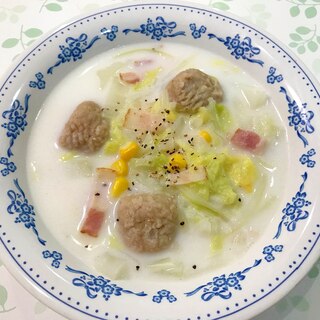白菜と肉団子とベーコンの牛乳スープ
